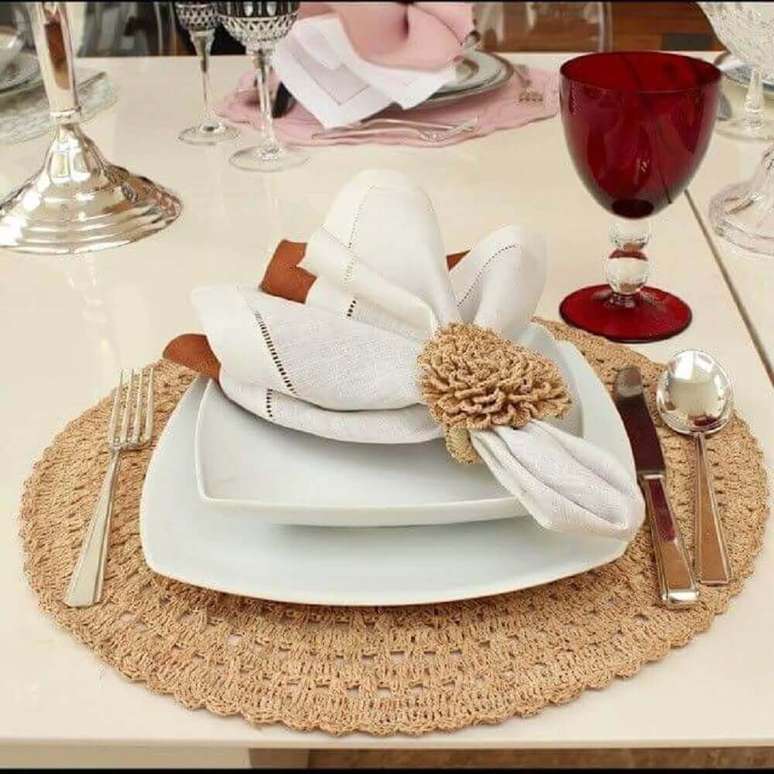33. Delicada decoração de mesa com porta guardanapos e sousplat de crochê em tons suaves