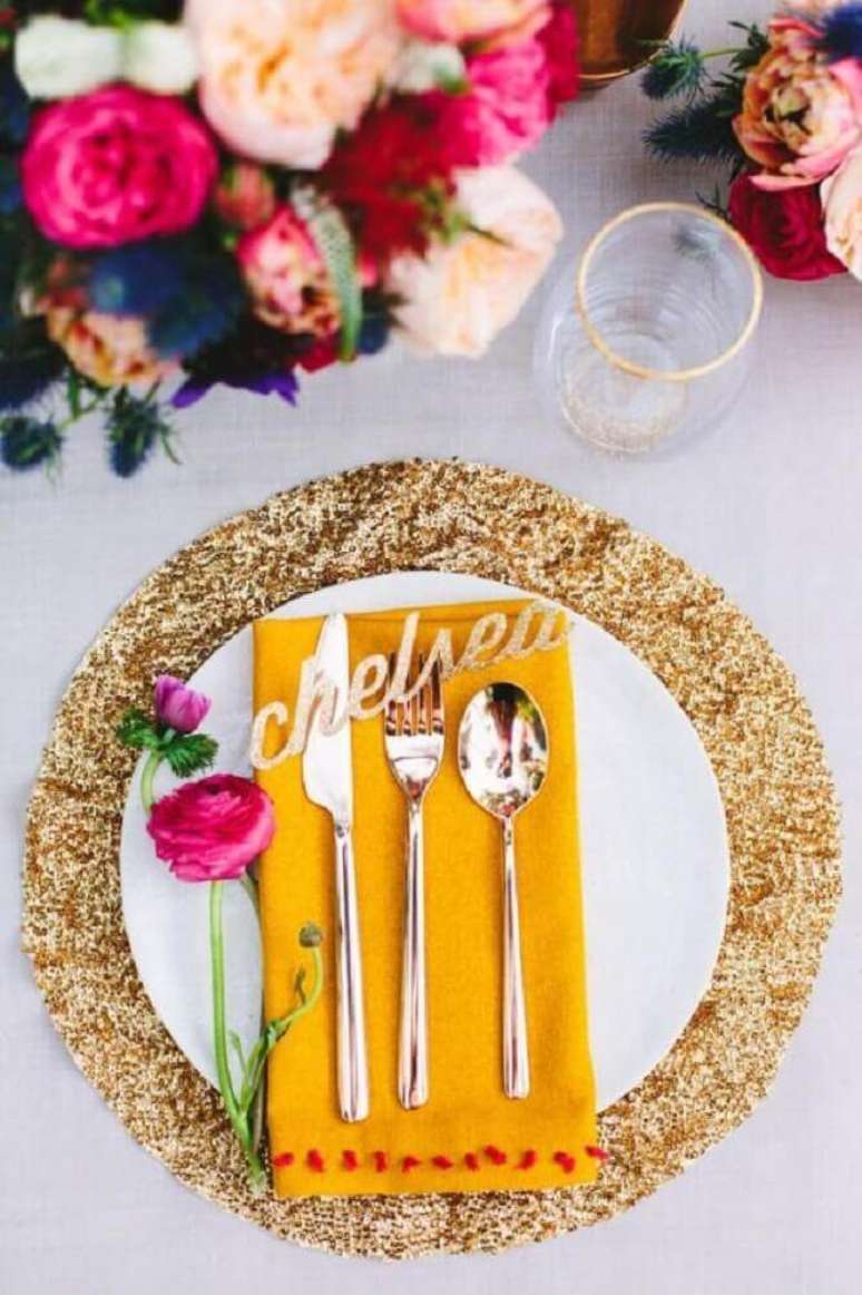 7. Mesa decorada com sousplat de tecido dourado