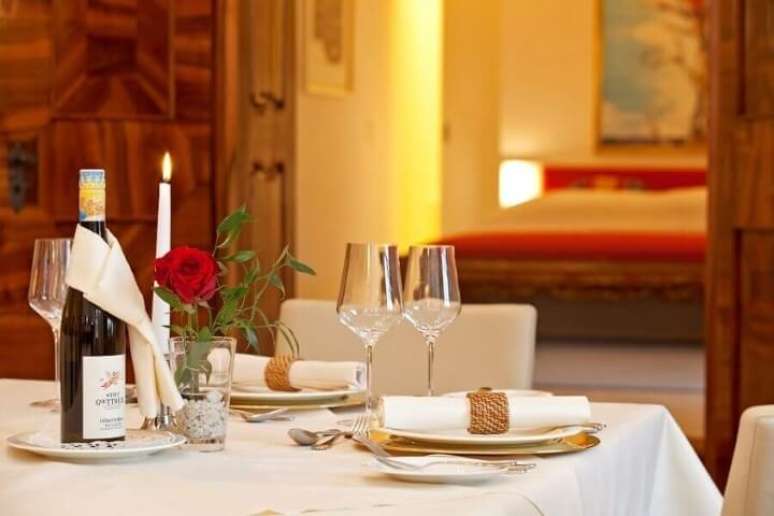 55. O sousplat dourado dá um ar sofisticado à mesa