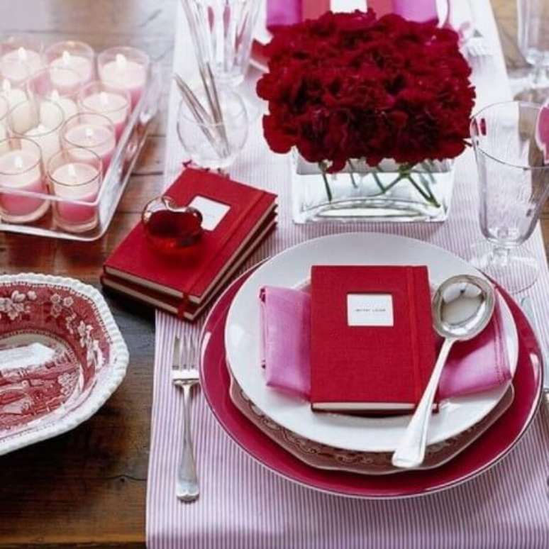 62. Sousplat vermelho combinando com a decoração da mesa