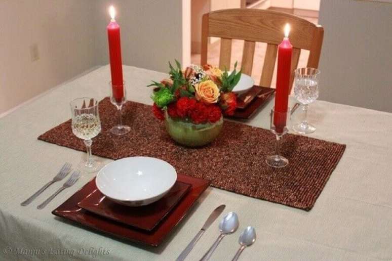 59. Sousplat vermelho escuro em mesa de jantar romântico