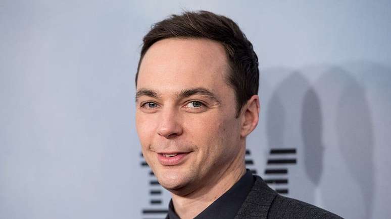 Jim Parsons interpreta o exc&ecirc;ntrico Sheldon Cooper