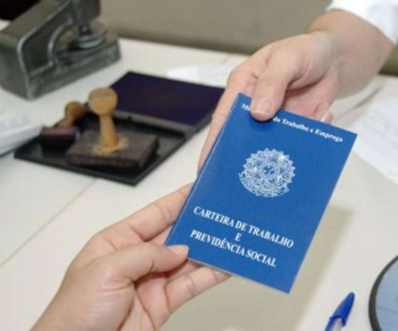 Setor de serviços eliminou 410.489 postos de trabalho em 2016, segundo o IBGE.