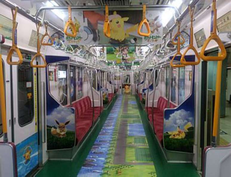 Vagão de metrô em Tóquio com pôsteres do Pokémon.