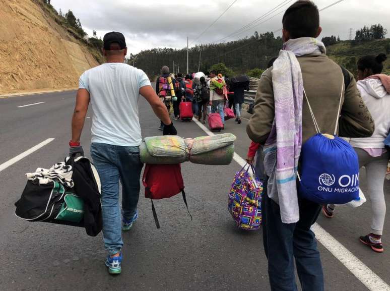 Venezuelanos passam por estrada equatoriana para chegar ao Peru
 21/8/2018    REUTERS/Andres Rojas 