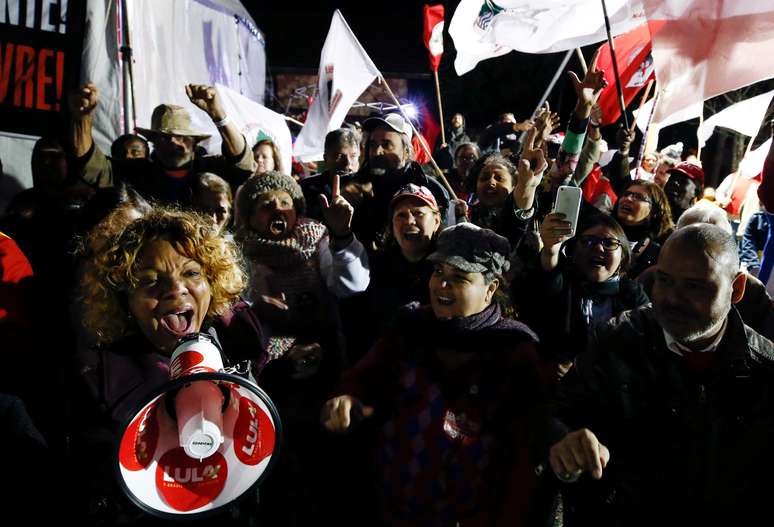 Apoiadores do ex-presidente Lula dão "boa noite" ao ex-presidente em frente à Polícia Federal em Curitiba