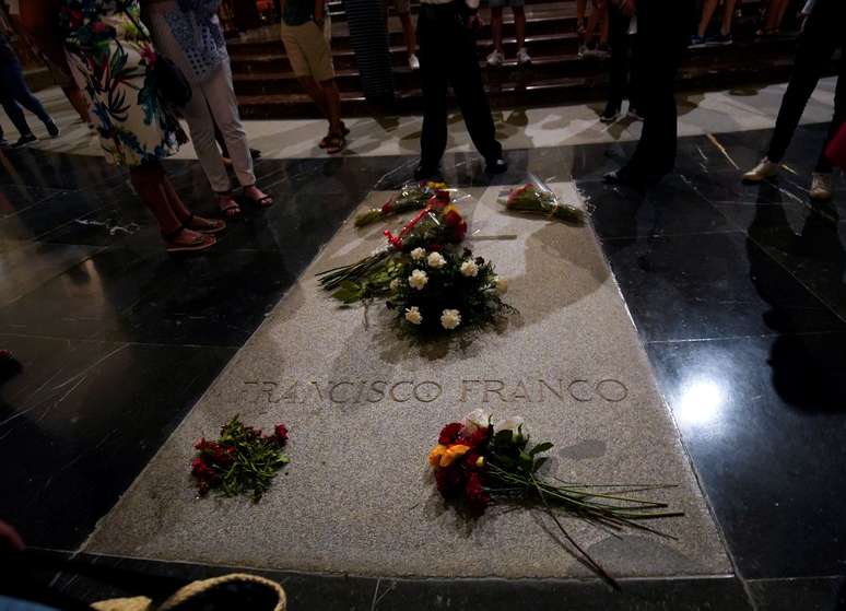 Flores sobre o t&uacute;mulo do ditador espanhol Francisco Franco nol Vale dos Ca&iacute;dos 24/08/2018 REUTERS/Juan Medina
