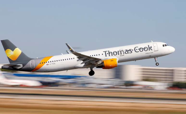 A agência de viagens britânica Thomas Cook disse que está retirando todos os seus 301 clientes de um hotel egípcio em Hurghada, um balneário popular no Mar Vermelho, por precaução depois que um casal de férias morreram em circunstâncias ainda obscuras