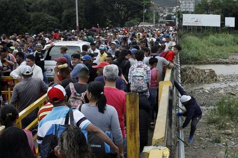 Fila de pessoas para atravessar fronteira da Venezuela com a Colômbia 03/08/2018 REUTERS/Carlos Eduardo Ramirez