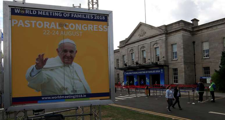 Painel com foto do papa em Dublin
 24/8/2018    REUTERS/Gonzalo Fuentes 