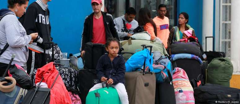 Imigrantes venezuelanos na cidade de Tumbes, no Peru, perto da fronteira com o Equador