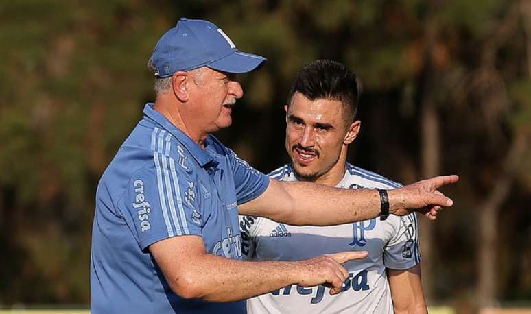 Willian conversa com Luiz Felipe Scolari durante treino na Academia de Futebol (Foto: Cesar Greco)