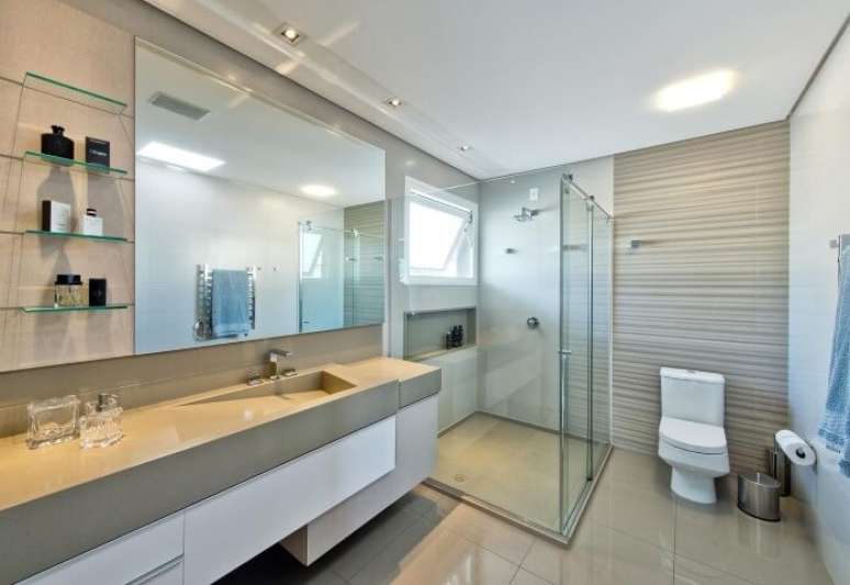 9. Prateleiras de vidro ao lado do espelho. Projeto de Espa&ccedil;o do Tra&ccedil;o