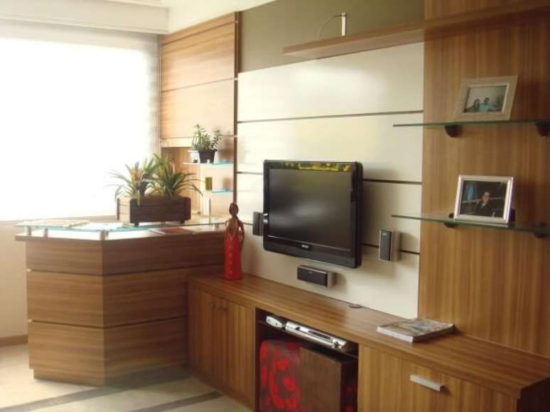 54. Prateleiras no painel para televis&atilde;o. Projeto de Le Saldanha