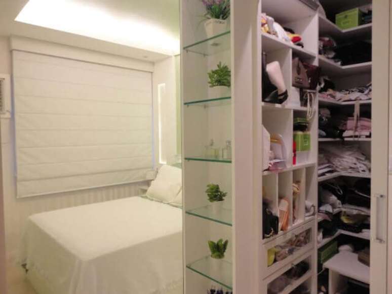 32. Prateleiras de vidro em cima da cama. Projeto de Bender Arquitetura