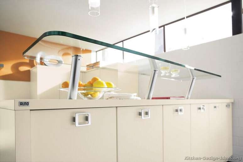 44. Prateleira de vidro sobre balc&atilde;o