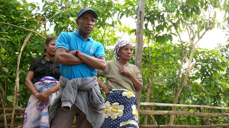 Leon Charles e família: 'Estava trabalhando no meu campo de arroz e aproveitaram para roubar a baunilha. Perdemos tudo'.
