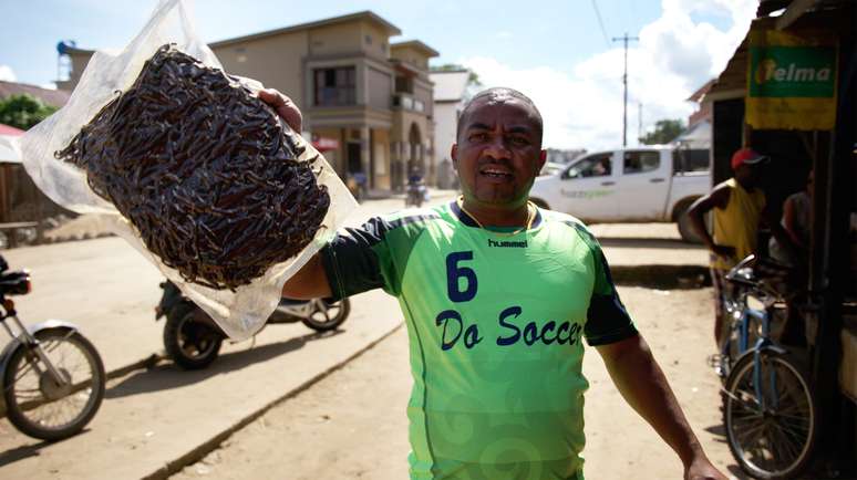 No mercado paralelo, que funciona no meio da rua em Madagascar, o valor do quilo da baunilha pode superar R$ 3 mil