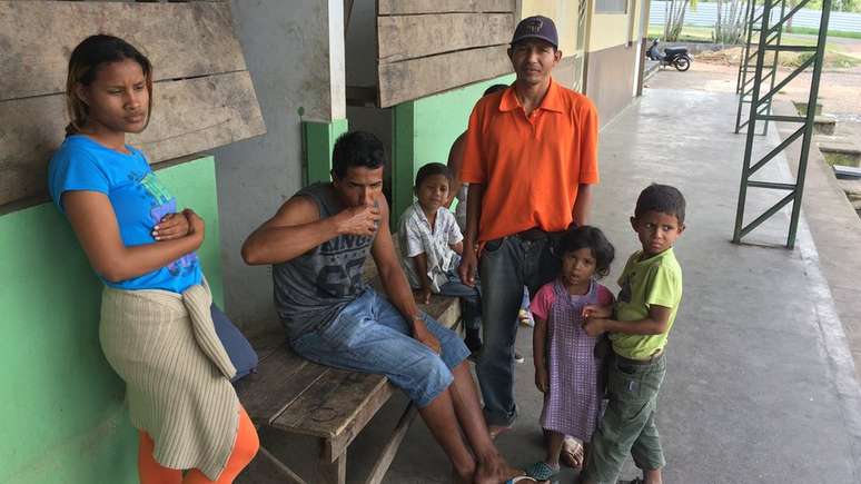 O venezuelano Felix Eduardo Gonzalez (de blusa laranja) teve os pertences da família, incluindo as roupas de seus três filhos, queimados nos ataques