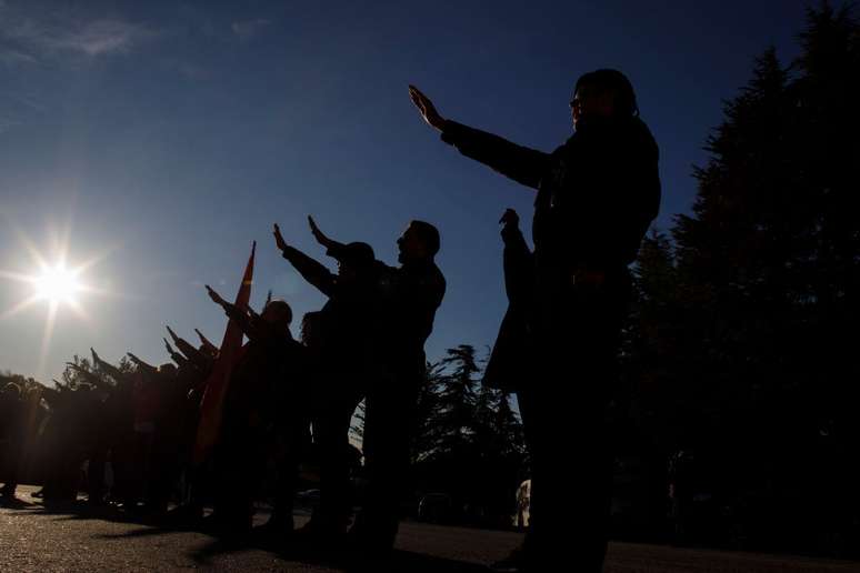 Apoiadores do movimento de extrema direita da Espanha celebram nos 81 anos da morte do fundador da Falange, Jose Antonio Primo de Rivera, no Vale dos Caídos