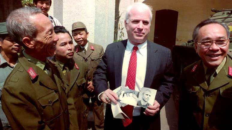 O americano voltou ao Vietnã várias vezes após ser libertado, como nesta imagem registrada em 1992