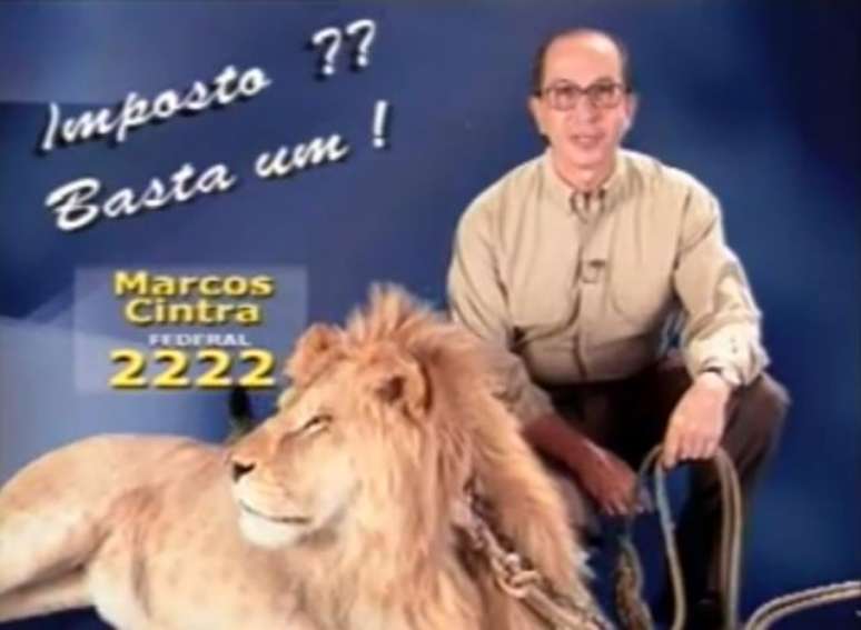 Marcos Cintra posa com um leão em sua vinheta no horário eleitoral de 1998, quando elegeu-se deputado federal pelo antigo PL