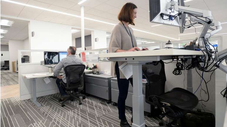 Muitas empresas têm optado por escritórios e computadores que permitem trabalhar de pé