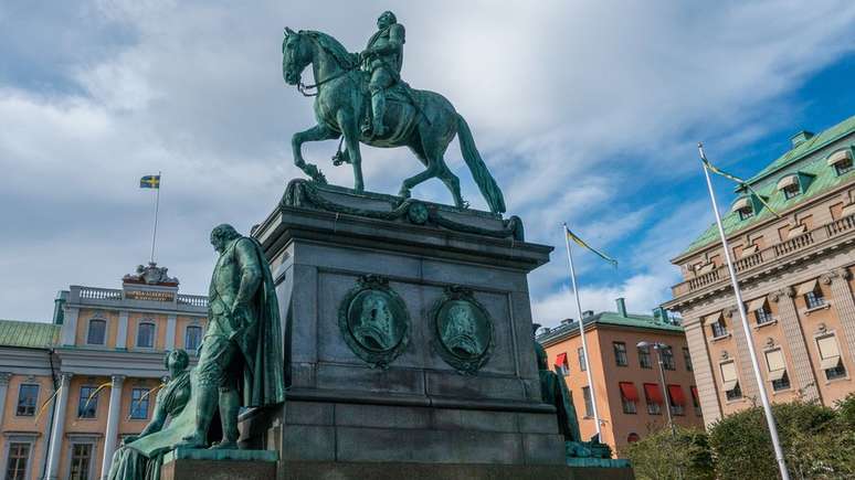Cristina era filha do poderoso rei Gustavo Adolfo, retratado acima em estátua em Estocolmo