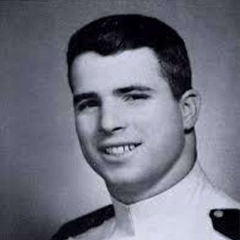 McCain foi piloto no Vietnã e passou cinco anos como prisioneiro de guerra