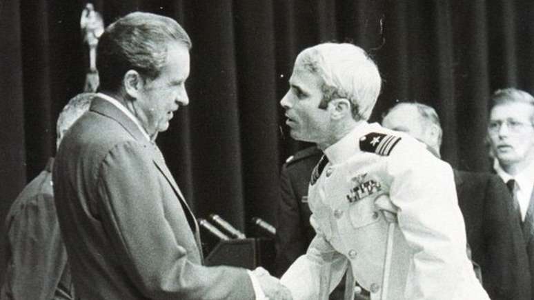 McCain chegou de muletas às boas-vindas que o presidente Nixon deu aos prisioneiros de guerra do Vietnã, em 1973