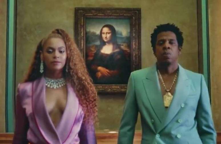 Beyoncé e Jay-Z posam em frente a Mona Lisa no Louvre.
