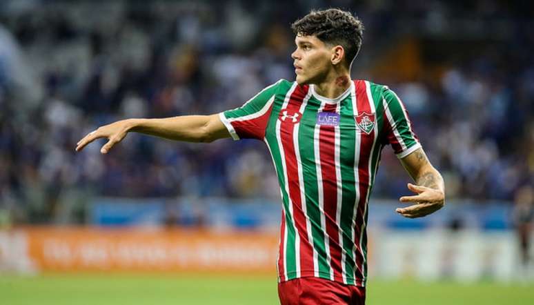 Ayrton Lucas durante o duelo contra o Cruzeiro (Foto: LUCAS MERÇON / FLUMINENSE F.C.)