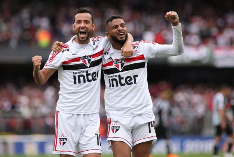 Nenê e Reinaldo comemoram a vitória do líder no Morumbi (Foto: Luis Moura / WPP / Lancepress!)