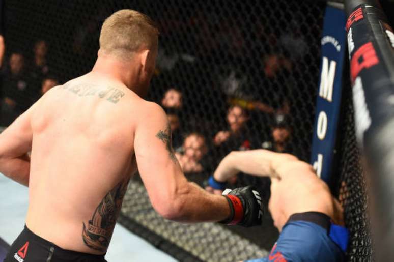 Gaethje acertou uma bomba de direita que colocou James Vick para dormir na hora (Foto: Getty Images / UFC)