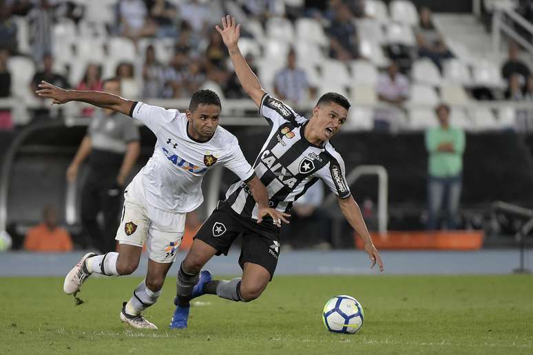 Disputa de bola em Botafogo x Sport