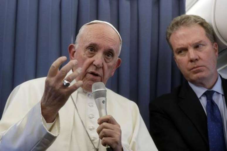 Papa Francisco concede entrevista durante voo entre Dublin e Roma