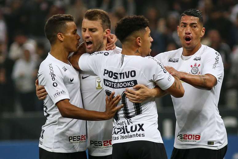 Henrique e companheiros comemoram o gol do Corinthians