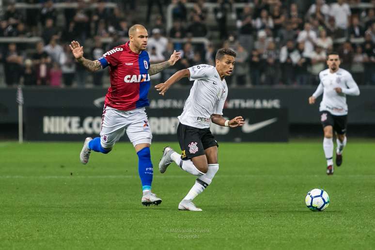 Silvinho, do Paraná, marca Pedrinho, do Corinthians