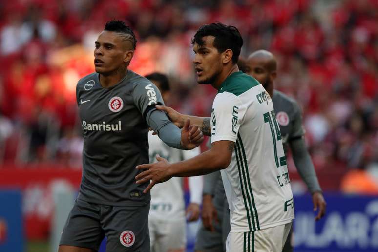 Jogadores do Palmeiras tiveram que trocar de uniforme no intervalo