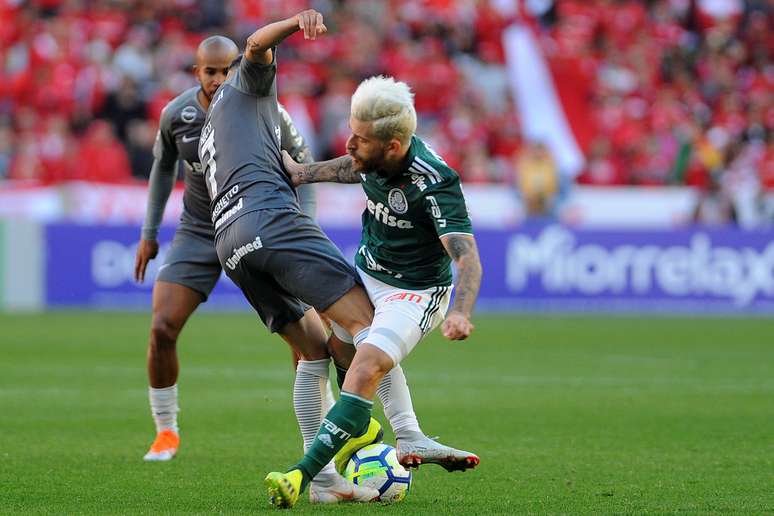 Nico López disputa a bola com Lucas Lima