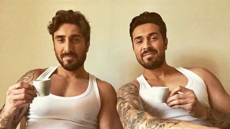 John (&agrave; esquerda) e Tony Alberti estrearam na televis&atilde;o em um reality show e desde ent&atilde;o fazem sucesso, juntos, nas redes sociais