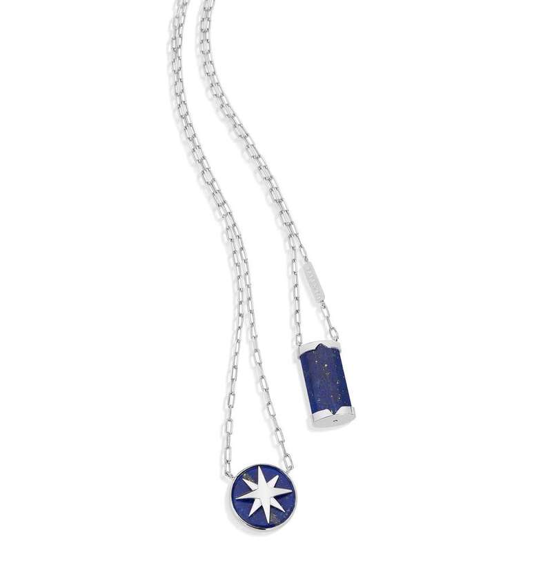 O escapul&aacute;rio com l&aacute;piz lazuli e uma Rosa dos Ventos, outra pe&ccedil;a da primeira cole&ccedil;&atilde;o masculina da Talento Joias