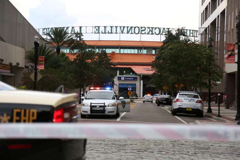 Polícia isola local de ataque a tiros em Jacksonville, na Flórida 26/08/2018  REUTERS/Joey Roulette