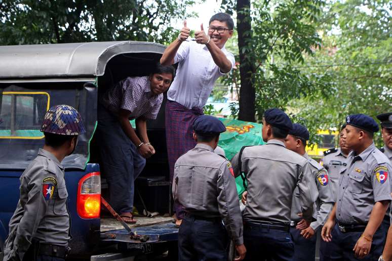 Jornalistas da Reuters presos em Mianmar Wa Lone e Kyaw Soe Oo chegam a tribunal de Yangon 27/08/2018 REUTERS/Myo Kyaw Soe