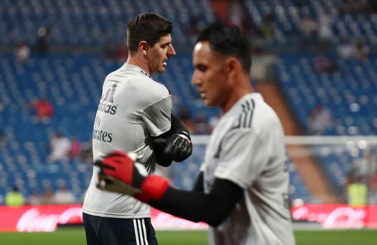 Courtois e Navas durante aquecimento para jogo do Real Madrid 19/08/2019 REUTERS/Sergio Perez
