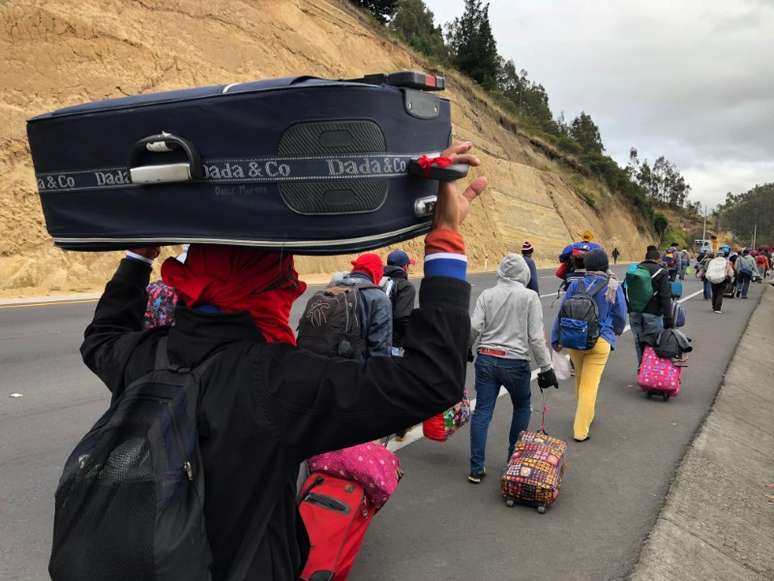 Venezuelanos caminham por estrada 21/08/2018 REUTERS/Andres Rojas