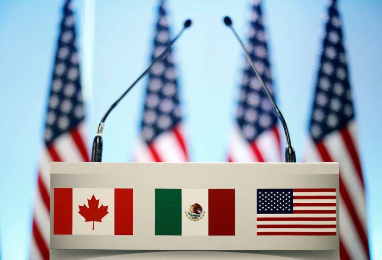 Bandeiras de Canadá, México e EUA em púlpito para pronunciamento sobre o Nafta REUTERS