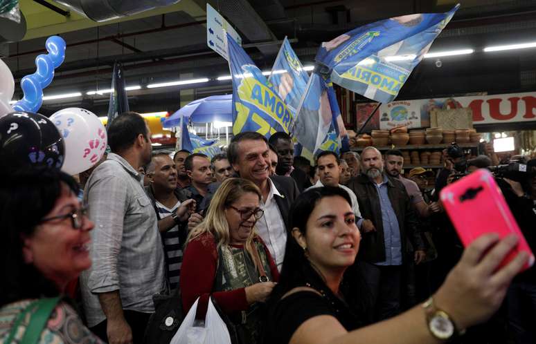 Candidato do PSL à Presidência, deputado Jair Bolsonaro, faz campanha no mercado popular de Madureira, no Rio de Janeiro
27/08/2018
REUTERS/Ricardo Moraes
