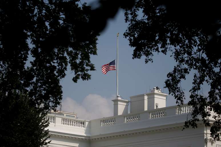 Bandeira &eacute; colocada a meio mastro na Casa Branca
 27/8/2018    REUTERS/Leah Millis 