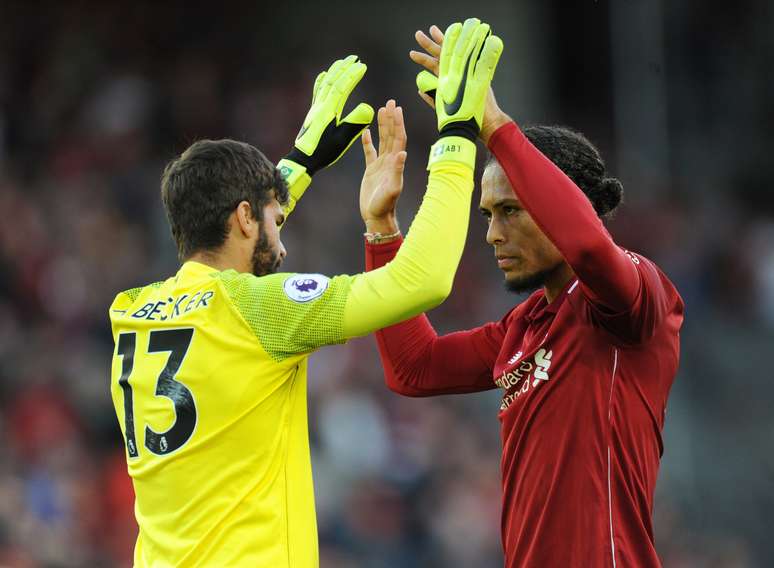 Alisson comemora vitória do Liverpool com Van Dijk